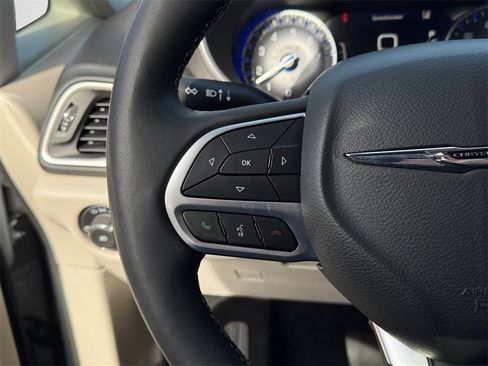 Certified 2024 Chrysler Pacifica Touring-L image 15