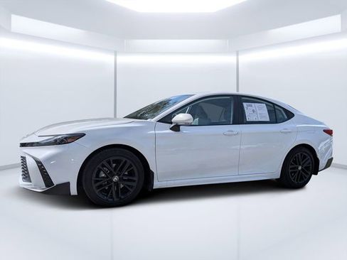 Used 2025 Toyota Camry SE image 6