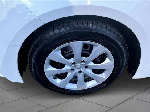 Used 2020 Toyota Corolla LE image 10