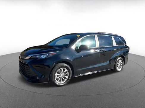 Used 2025 Toyota Sienna XLE image 8