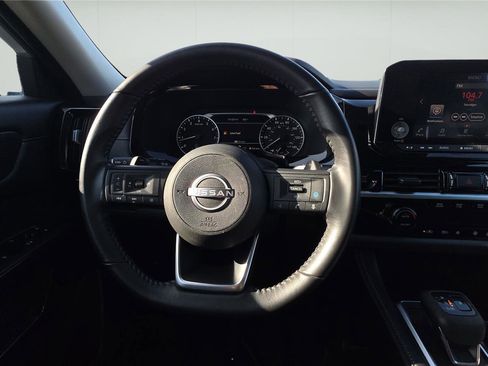 Used 2025 Nissan Pathfinder SV image 10