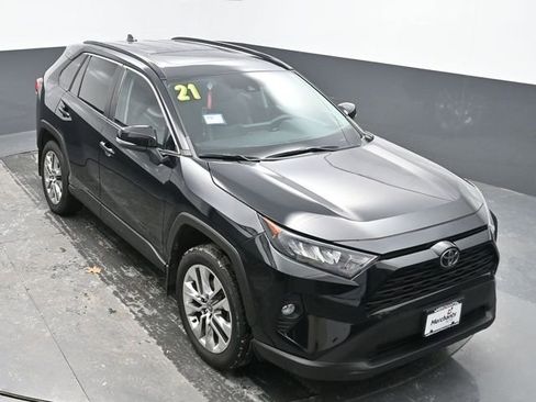 Used 2021 Toyota RAV4 XLE Premium image 19