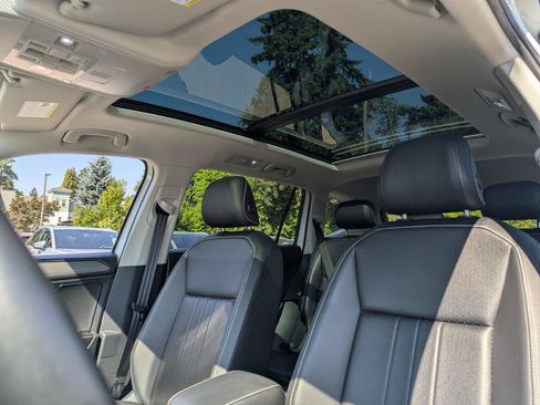 Used 2024 Volkswagen Tiguan SE w/ Panoramic Sunroof Package AWD/4WD image 22