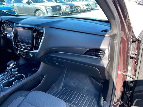 Used 2023 Chevrolet Traverse LT w/ Rear Camera Mirror Package image 12