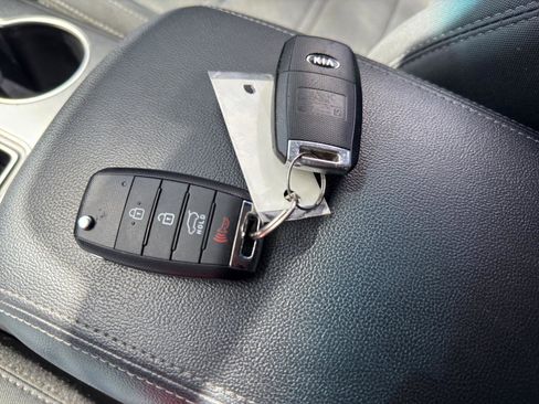 Used 2020 Kia Sorento LX image 29