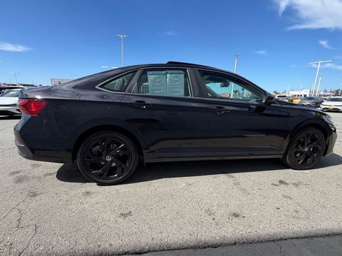 Certified 2025 Volkswagen Jetta SE w/ Sunroof Package image 7