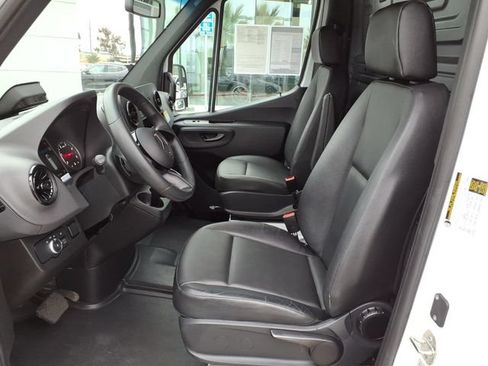 Used 2025 Mercedes-Benz Sprinter 2500 image 15