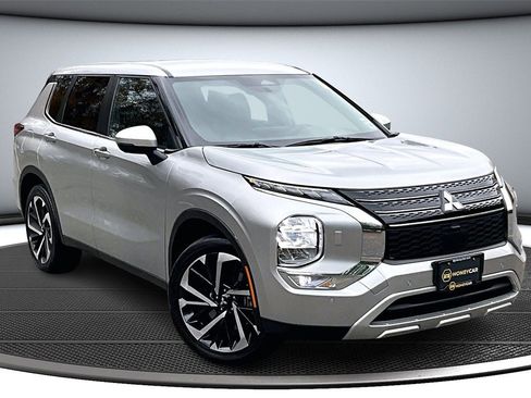 Used 2023 Mitsubishi Outlander SE image 1