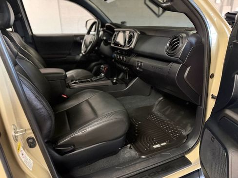 Used 2016 Toyota Tacoma TRD Off-Road image 25