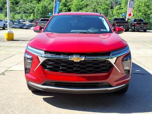 Used 2026 Chevrolet Trax LT w/ LT Convenience Package FWD image 3