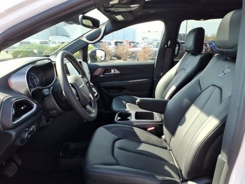 New 2026 Chrysler Pacifica Select w/ S Appearance Package FWD image 16