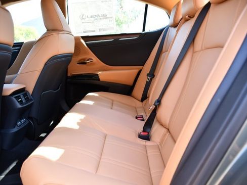 New 2025 Lexus ES 300h w/ Luxury Package image 18