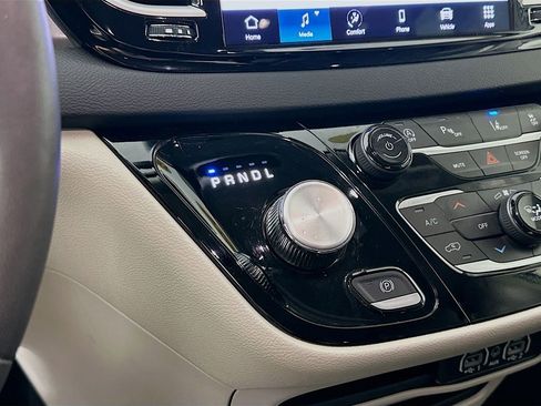 Certified 2024 Chrysler Pacifica Touring-L image 25