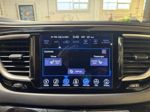 Used 2017 Chrysler Pacifica Touring-L image 30