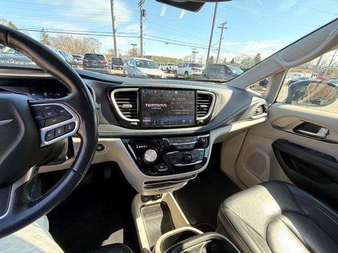 Used 2021 Chrysler Pacifica Touring-L w/ Uconnect Theater Family Group image 25