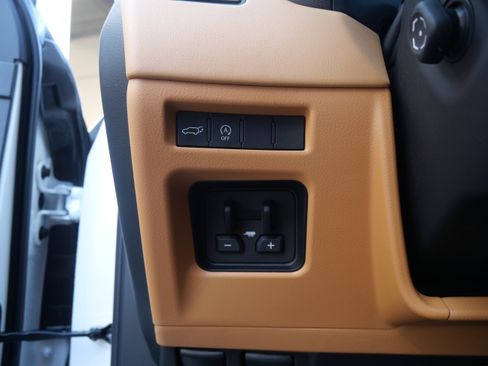 Certified 2025 Lexus LX 600 4WD w/ Luxury Package image 12