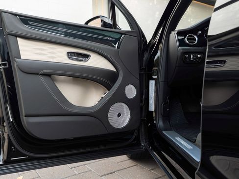 Used 2023 Bentley Bentayga Extended Wheelbase image 16