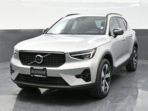 Used 2024 Volvo XC40 B5 Plus image 2