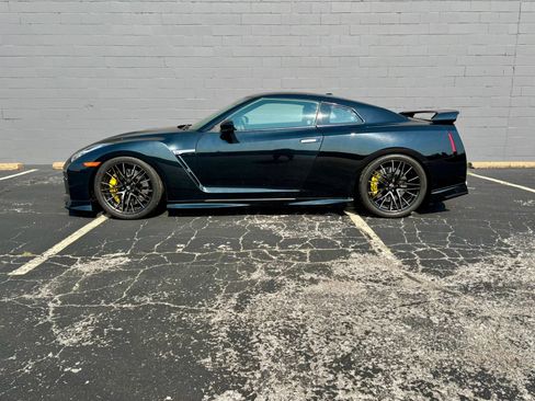 Used 2018 Nissan GT-R Premium AWD/4WD image 2