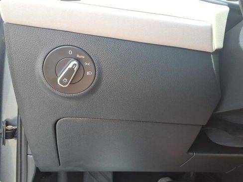 Used 2025 Volkswagen Taos SE FWD image 17