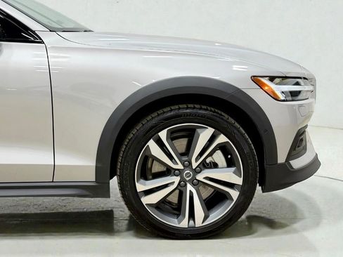 Used 2025 Volvo V60 B5 Cross Country Plus image 7