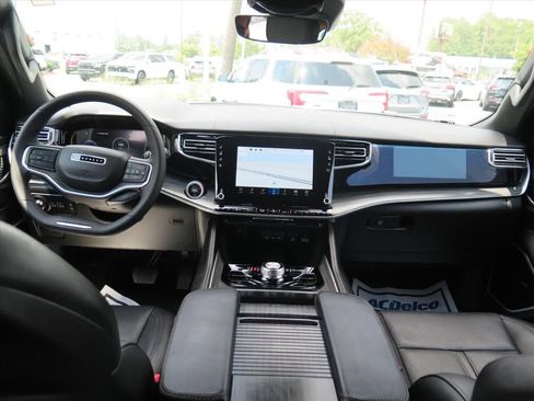 Used 2023 Jeep Wagoneer Series III w/ Premium Group I AWD/4WD image 23
