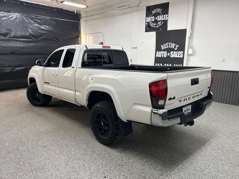 Used 2020 Toyota Tacoma SR5 w/ Blackout Package AWD/4WD image 4