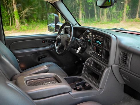 Used 2006 GMC Sierra 2500 SLT w/ Heavy-Duty Power Package AWD/4WD image 72
