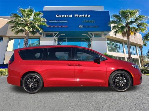 New 2026 Chrysler Pacifica Limited w/ S Appearance Package image 4