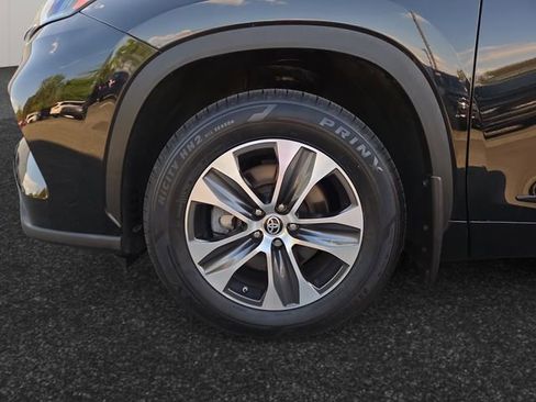 Used 2023 Toyota Highlander XLE AWD/4WD image 4