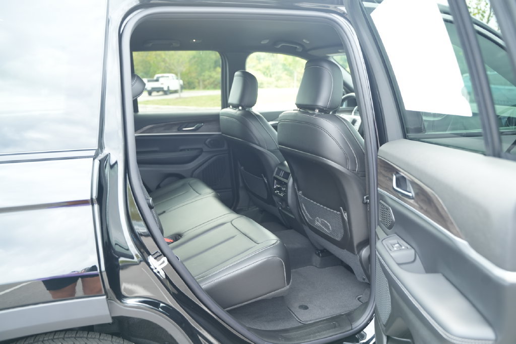 New 2027 Jeep Grand Cherokee Limited w/ MOPAR Finishing Package AWD/4WD image 20