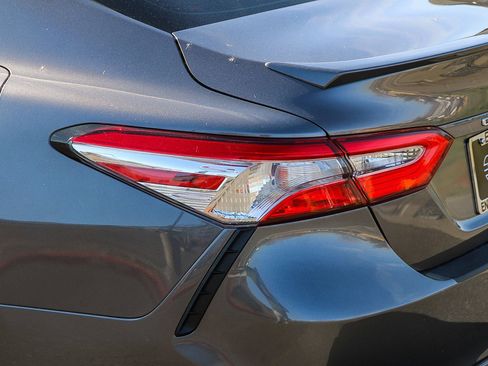 Used 2020 Toyota Camry SE w/ Sunroof Package image 11