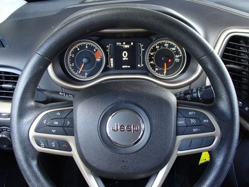 Used 2017 Jeep Cherokee Sport image 14