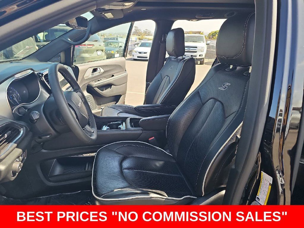 Used 2026 Chrysler Pacifica Limited w/ S Appearance Package FWD image 16