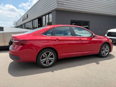 Used 2023 Volkswagen Jetta SE FWD image 3