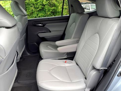 Used 2023 Toyota Highlander XLE FWD image 13