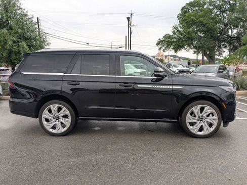 Used 2025 Lincoln Navigator Reserve image 2