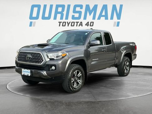 Used 2018 Toyota Tacoma TRD Sport image 3