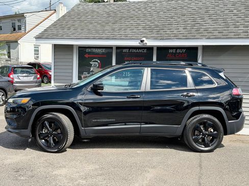 Used 2019 Jeep Cherokee Latitude Plus AWD/4WD image 2