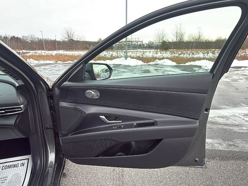 Used 2025 Hyundai Elantra SE image 18