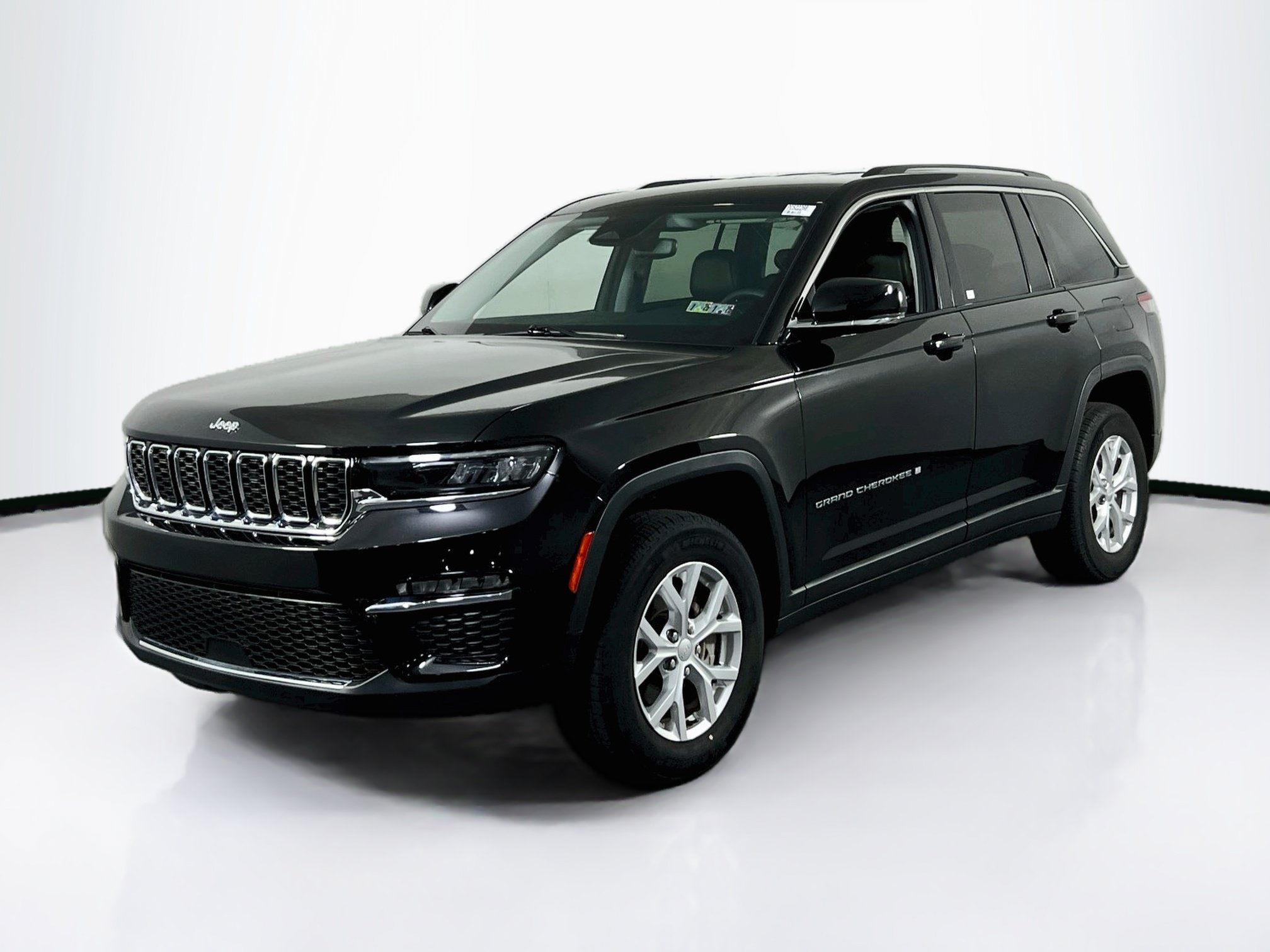 Used 2023 Jeep Grand Cherokee Limited AWD/4WD image 1