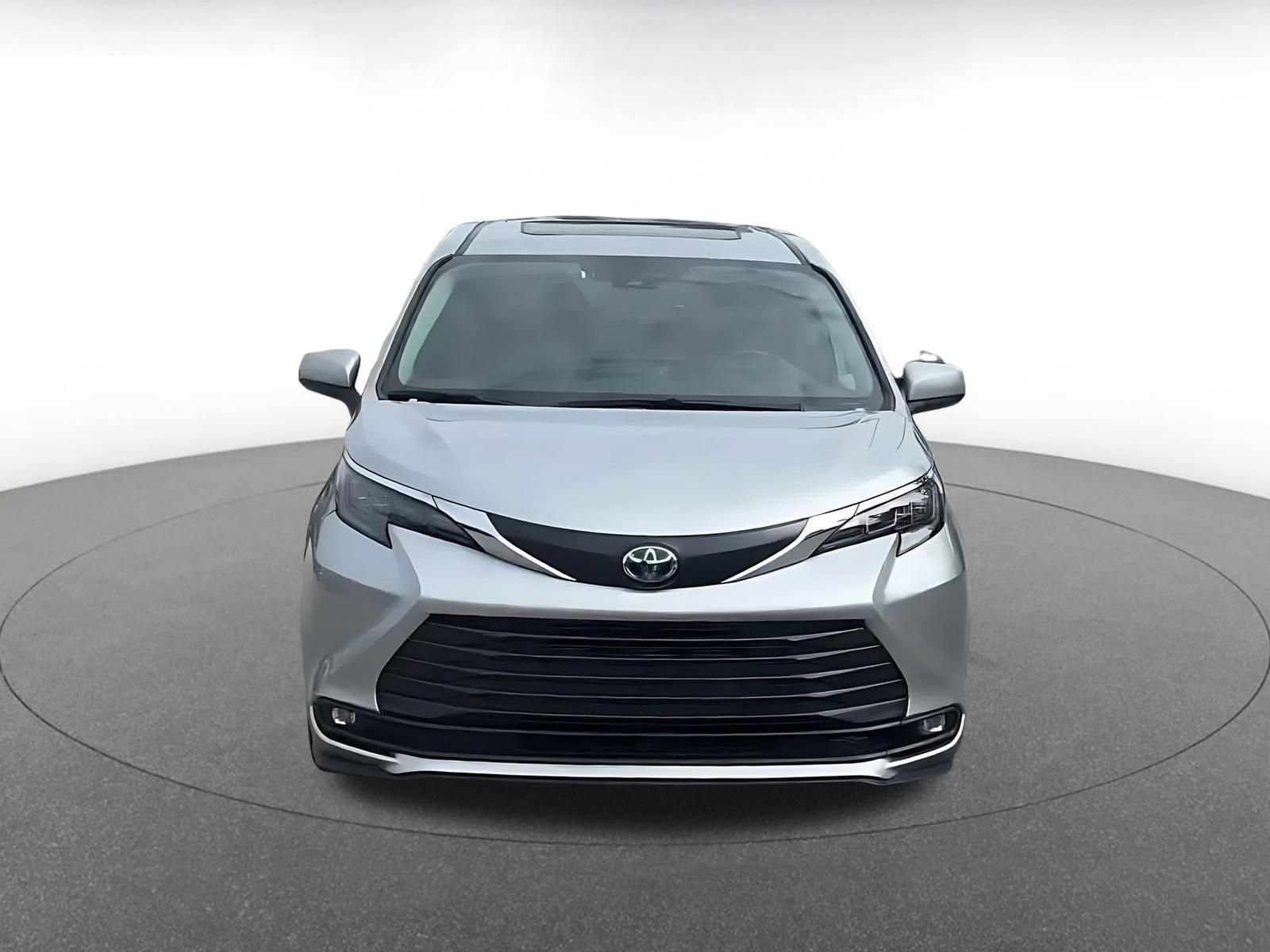 Used 2025 Toyota Sienna XLE FWD image 4