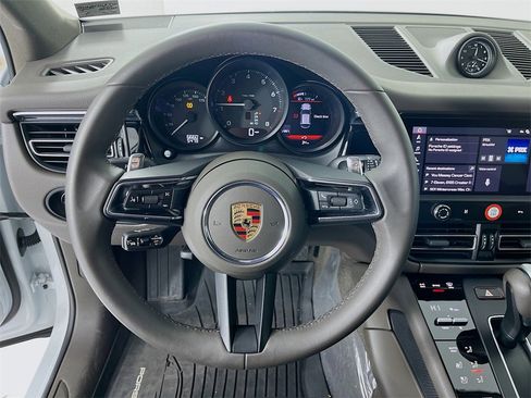 Certified 2025 Porsche Macan image 12