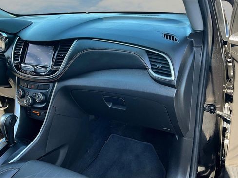 Used 2022 Chevrolet Trax LT w/ LT Convenience Package image 18