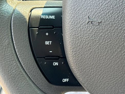 Used 2008 Lincoln Town Car Signature Limited RWD image 32