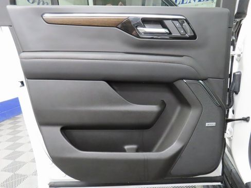 Used 2025 Chevrolet Suburban High Country image 54