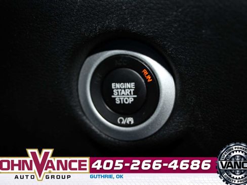 Used 2025 Chrysler Pacifica Limited image 45