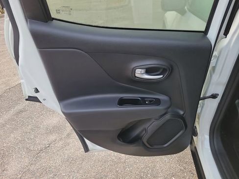 Used 2023 Jeep Renegade Latitude image 30