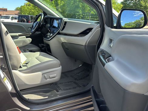 Used 2015 Toyota Sienna XLE AWD/4WD image 14