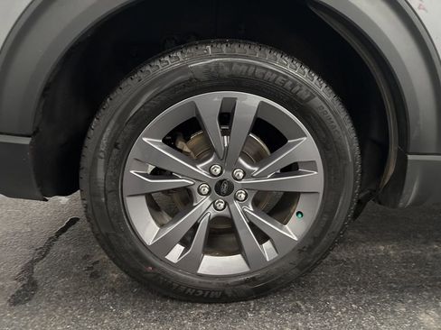 Used 2022 Ford Explorer XLT w/ Equipment Group 202A image 9